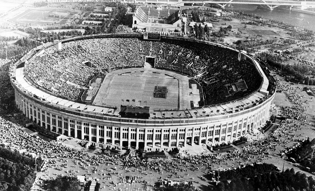 Большая спортивная арена, 1967 год, г. Москва. Выставка «Сверху вид лучше» и видео «Стадион "Лужники"» с этой фотографией.