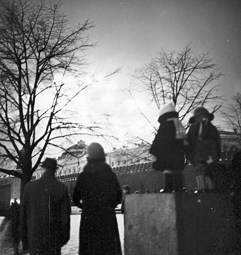 В ожидании салюта, 7 ноября 1957, г. Москва. Выставка «Мы в зале ожидания живем. Любой из нас все время ждет чего-то…» с этой фотографией.