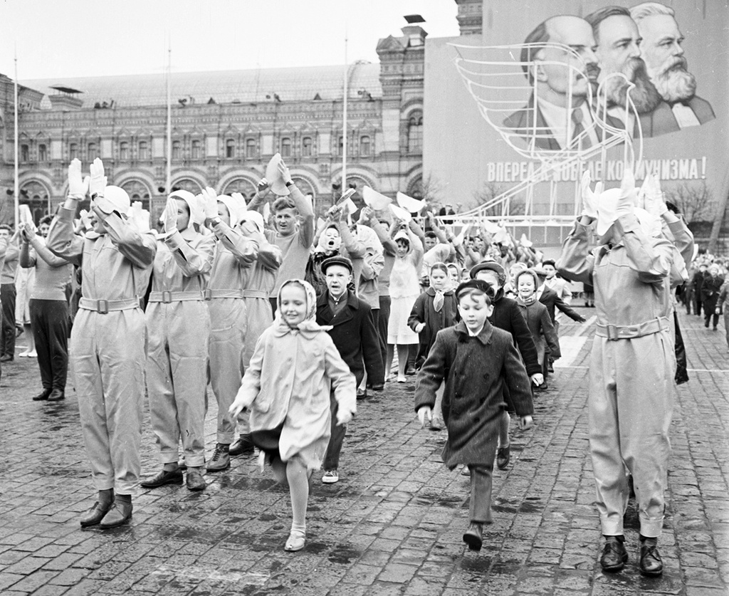 Без названия, 1 мая 1963, г. Москва. Выставка «Москва праздничная» с этой фотографией.