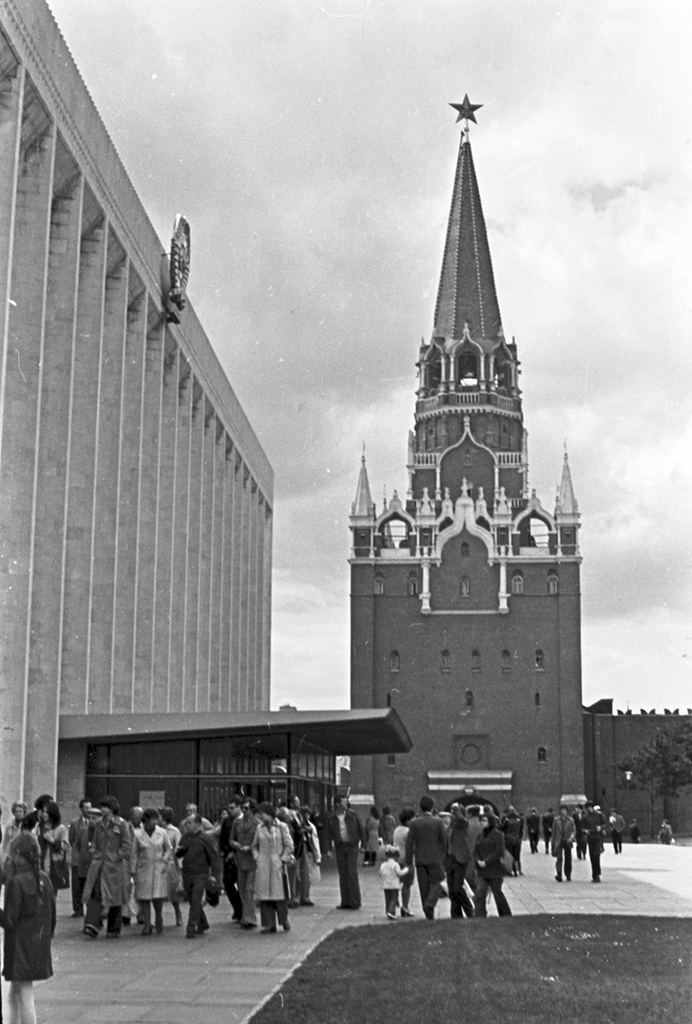 У входа в дворец съездов, 30 марта 1971 - 9 апреля 1971, г. Москва. Делегаты XXIV  съезда КПСС.