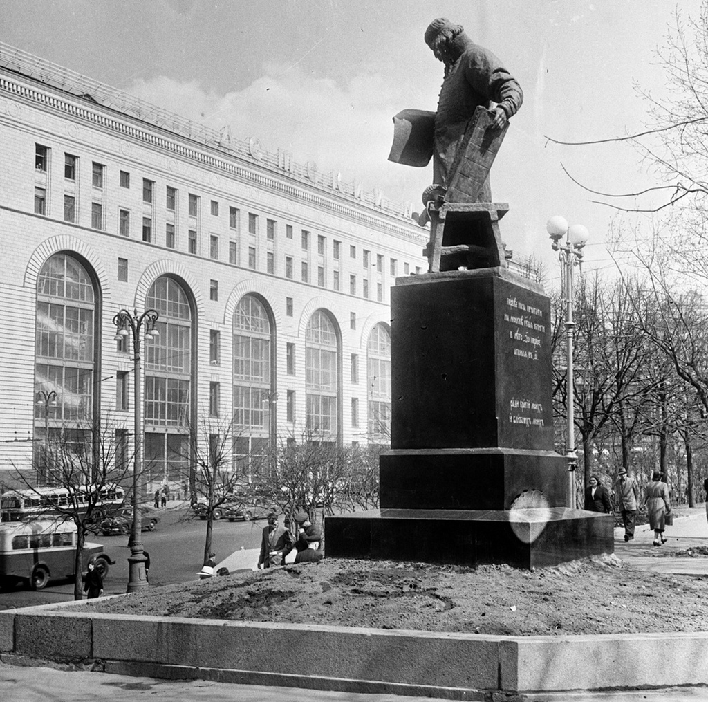 Памятник первопечатнику Ивану Федорову, 1963 год, г. Москва. Выставка «"Детский мир" на Лубянке» с этим снимком.
