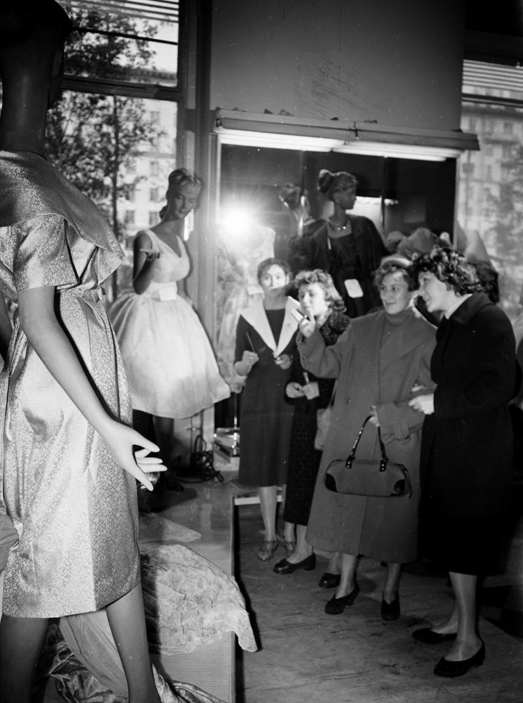 В магазине «Синтетика», 1957 год, г. Москва, Ленинский пр-т. На Ленинском проспекте открылся магазин «Синтетика».