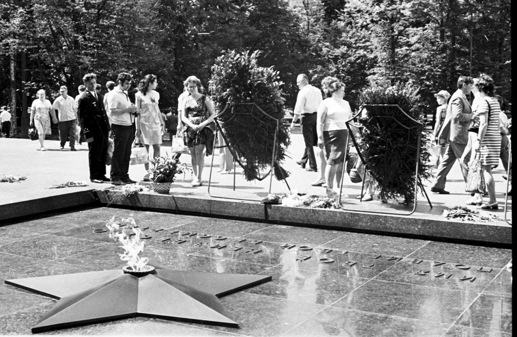 «У мемориала "Неизвестному солдату"», 1967 год, г. Москва