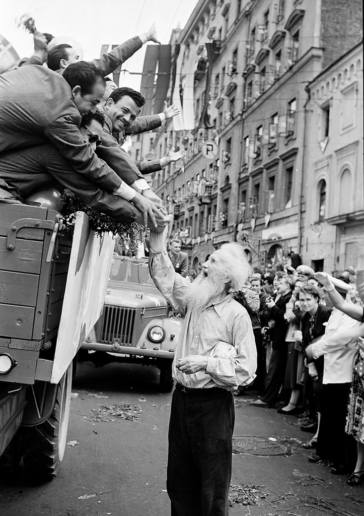 Из цикла «VI Всемирный фестиваль молодежи и студентов», 28 июля 1957, г. Москва. Старый москвич приветствует участников фестиваля.Выставка «СССР в 1957 году» с этой фотографией.