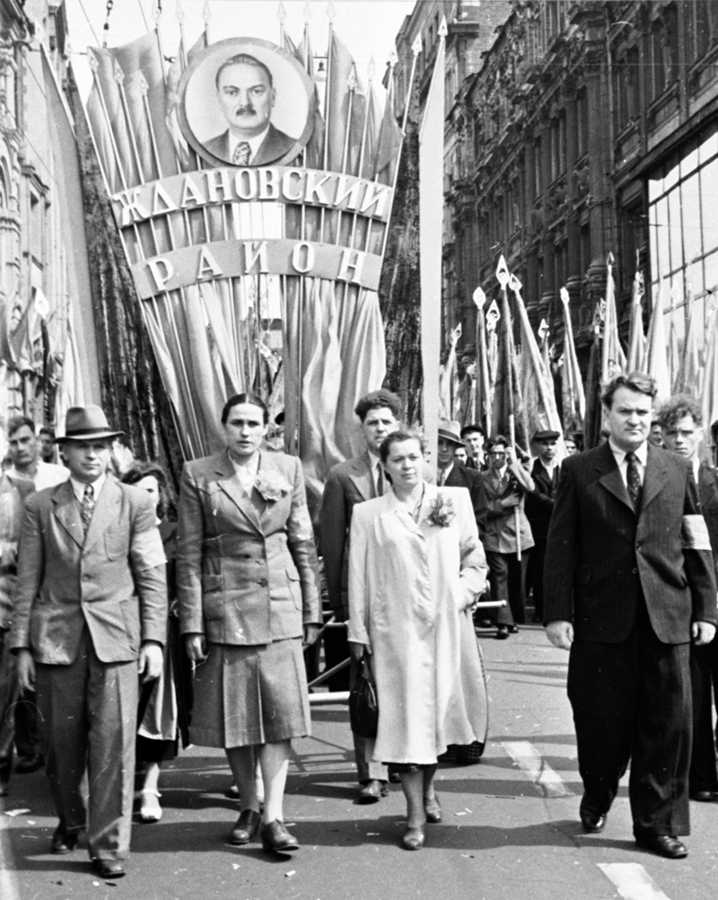 На октябрьской демонстрации, 7 ноября 1952, г. Москва. Выставка «7 Ноября. Демонстрации, митинги, парады» с этой фотографией.&nbsp;