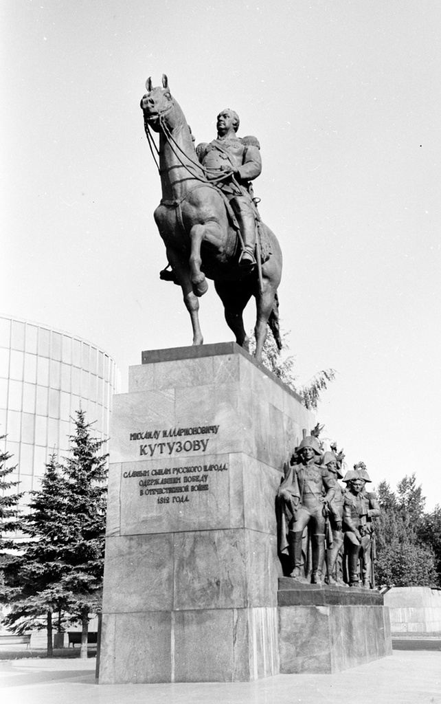 Памятник Михаилу Кутузову, 1973 год, г. Москва. Видео «Семен Буденный» с этой фотографией.
