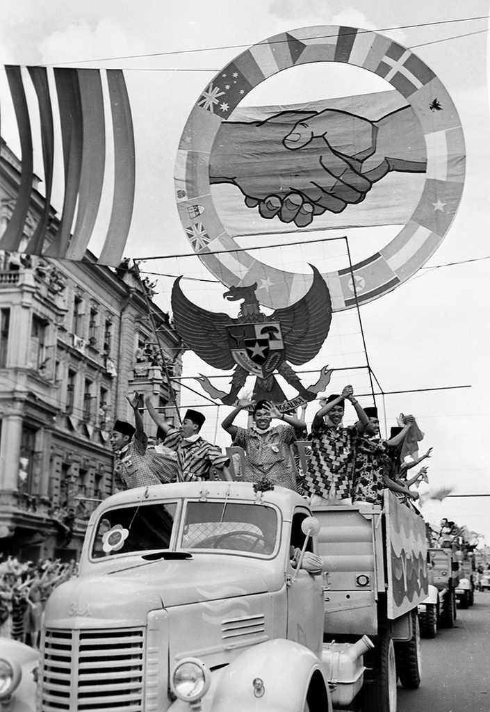 Из цикла «VI Всемирный фестиваль молодежи и студентов», 28 июля 1957, г. Москва. Участники фестиваля едут в Лужники на открытие.Видео «Праздник дружбы, любви и свободы. VI Всемирный фестиваль молодежи и студентов» с этой фотографией.