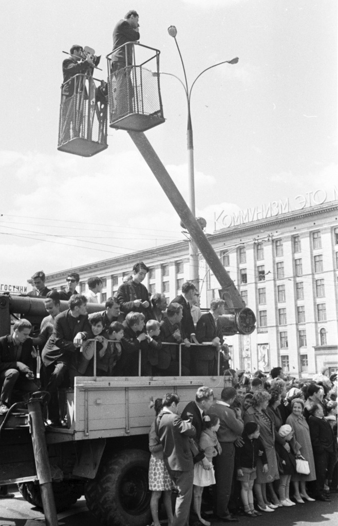 Журналист в люльке ведет съемку, 1971 год, г. Москва. Ныне Триумфальная площадь.Видеовыставка «На Маяке» с этим снимком.&nbsp;