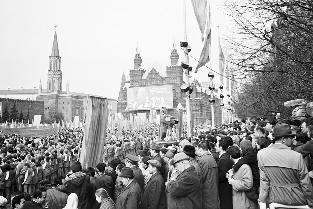 Без названия, 1 мая 1962, г. Москва. Выставка «Москва праздничная» с этой фотографией.