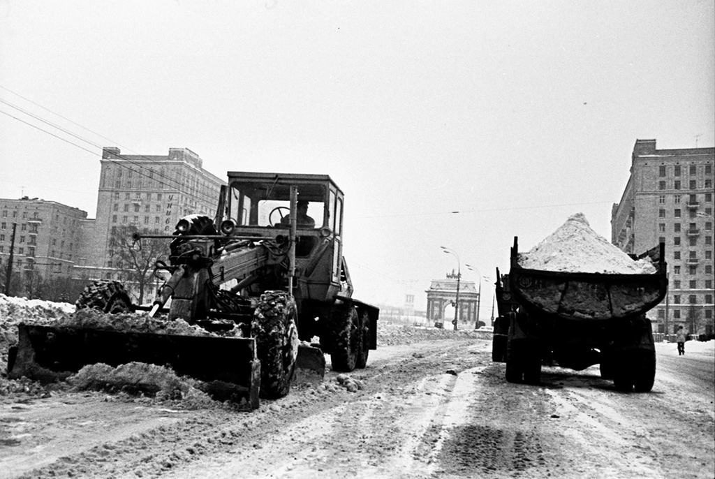 Уборка снега, 1979 год, г. Москва. Выставка «Такого снегопада...» с этой фотографией.&nbsp;