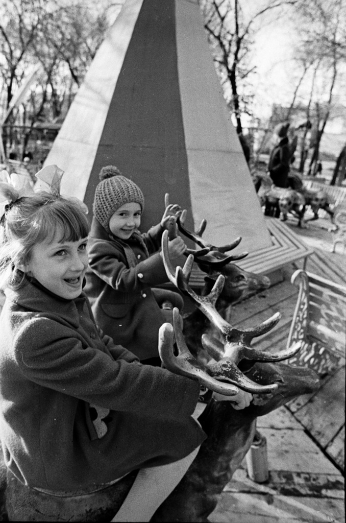 В парке, 1960 год, г. Москва. Выставка «Сто лет на карусели» с этой фотографией.