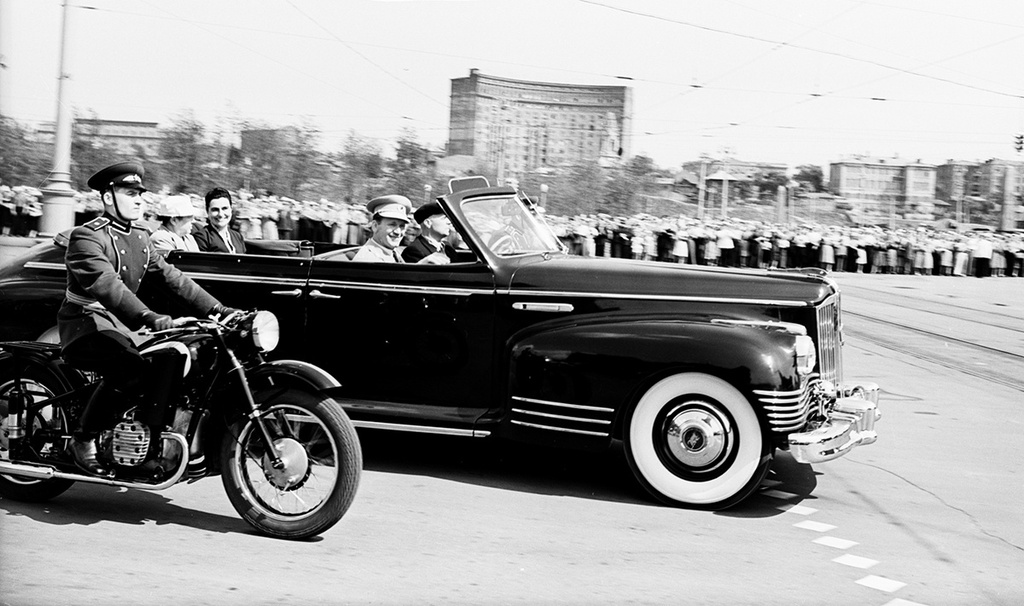 Иосиф Броз Тито на площади Киевского вокзала, 20 июня 1956, г. Москва. Президент Югославии Иосиф Броз Тито с официальным визитом посетил Москву.