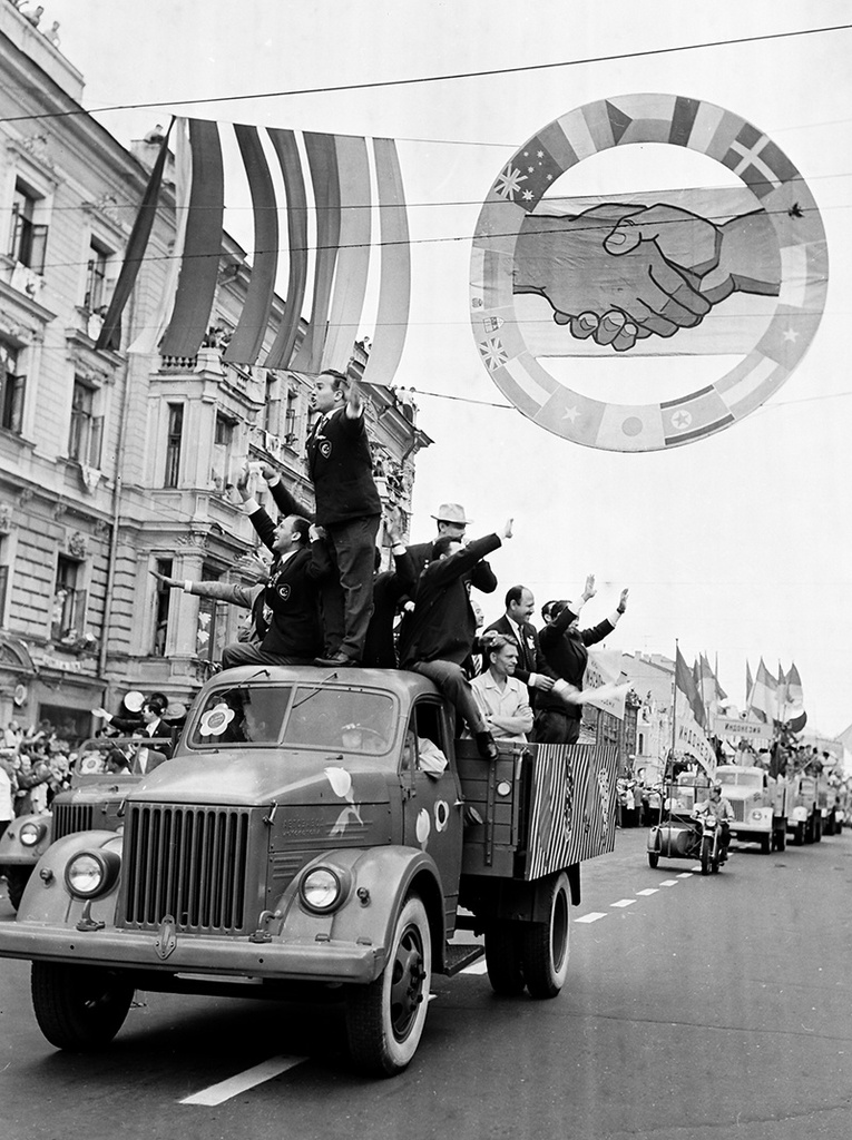 Из цикла «VI Всемирный фестиваль молодежи и студентов», 28 июля 1957, г. Москва. Ныне улица Тверская.&nbsp;
