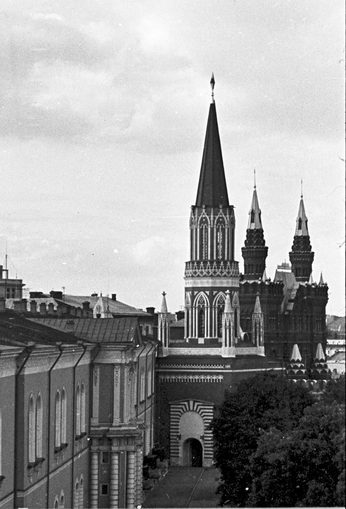 Фрагмент кремлевской башни, 1971 год, г. Москва. Вид с крыши Кремлевского дворца съездов. 