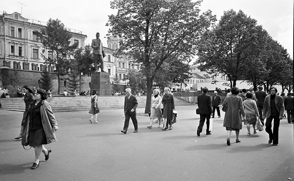 На площади Свердлова, 1969 год, г. Москва. Слева памятник Якову Свердлову.