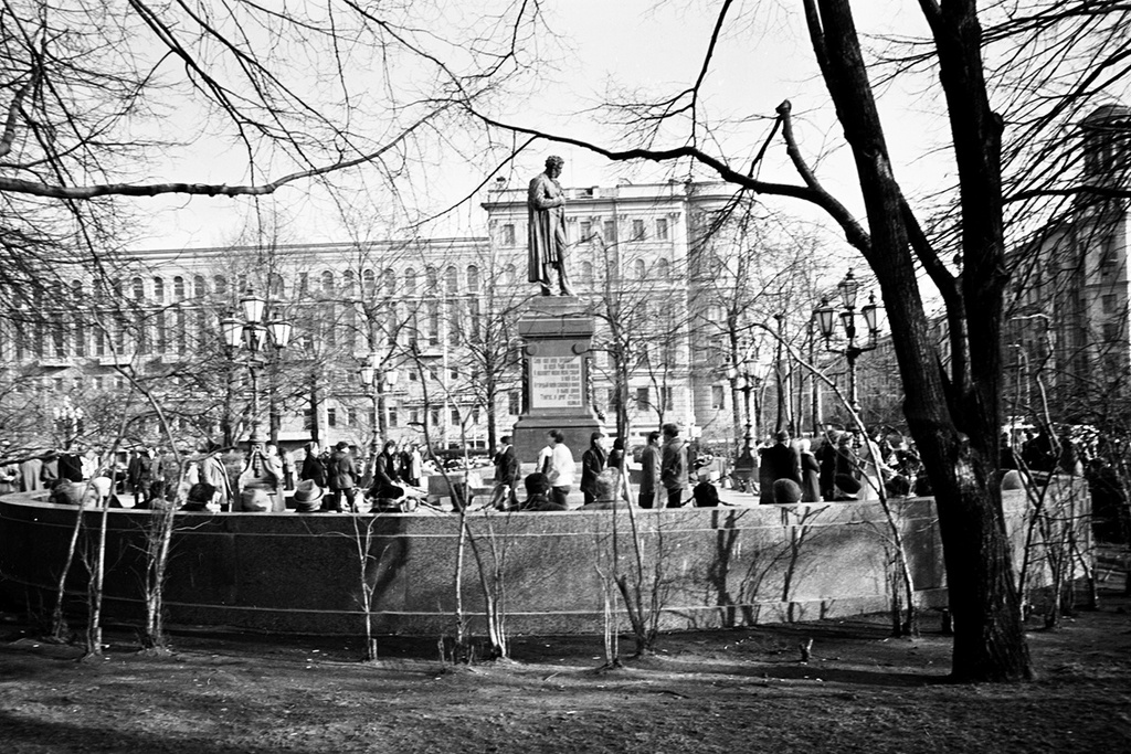 У памятника Александру Пушкину, 1962 год, г. Москва
