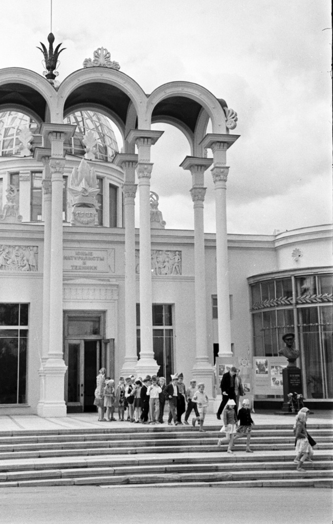 Павильон ВДНХ, 16 июня 1965, г. Москва. Выставка «"Наблюдай все, что есть вокруг тебя в природе". Юннаты в СССР» с этой фотографией.&nbsp;