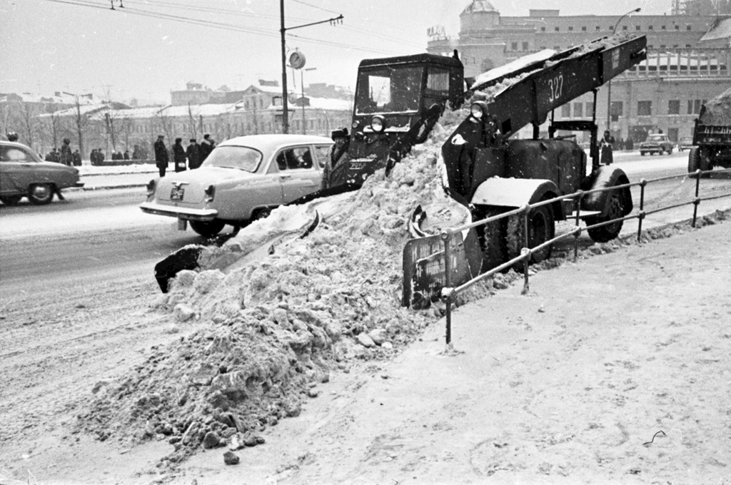 Уборка снега на проспекте Калинина, 1967 год, г. Москва. Выставка «Такого снегопада...» с этой фотографией.&nbsp;