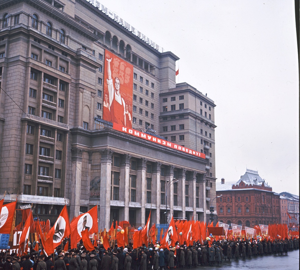 Без названия, 7 ноября 1972, г. Москва. Выставка «Москва праздничная» с этой фотографией.