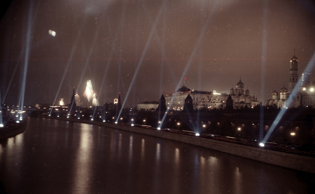 Фото "Салют", 7 ноября 1957, г. Москва - История России в фотографиях