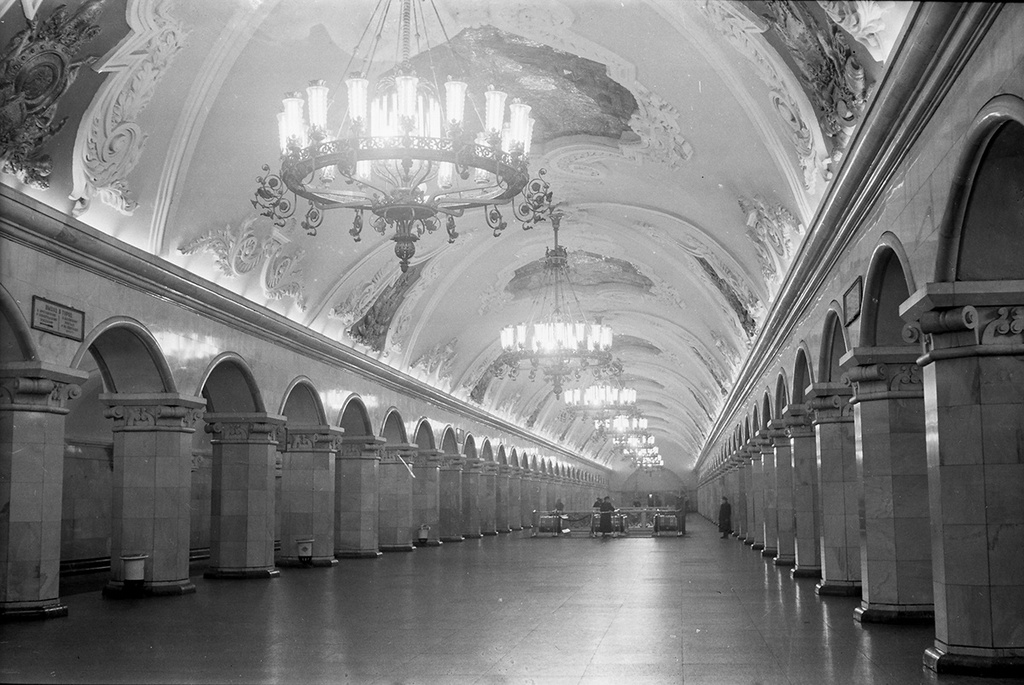 Станция метро Комсомольская, 2 февраля 1954, г. Москва. Выставка «Московский метрополитен. Будущее сегодня» с этим снимком.