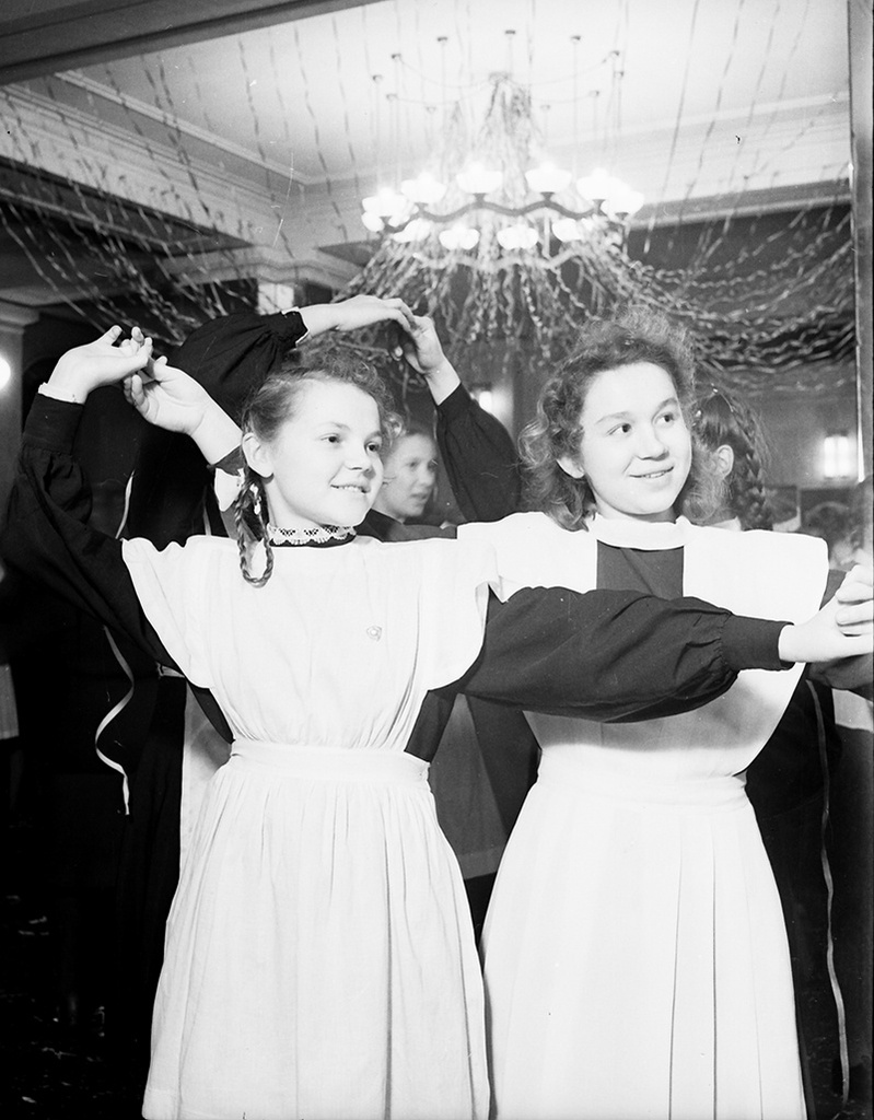 Ученицы 9-го класса на уроке классических танцев, 3 апреля 1951, г. Москва. Средняя женская школа № 656.