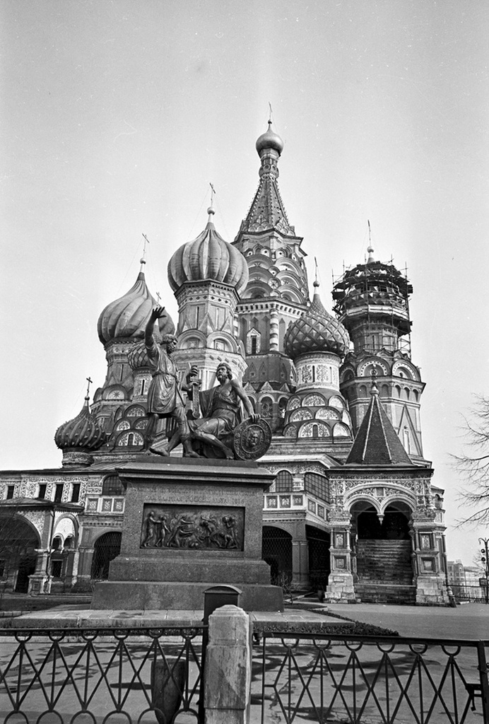 Собор Покрова Пресвятой Богородицы, 1980 год, г. Москва. Выставка «Поворот истории. Поворот памятника» с этой фотографией.