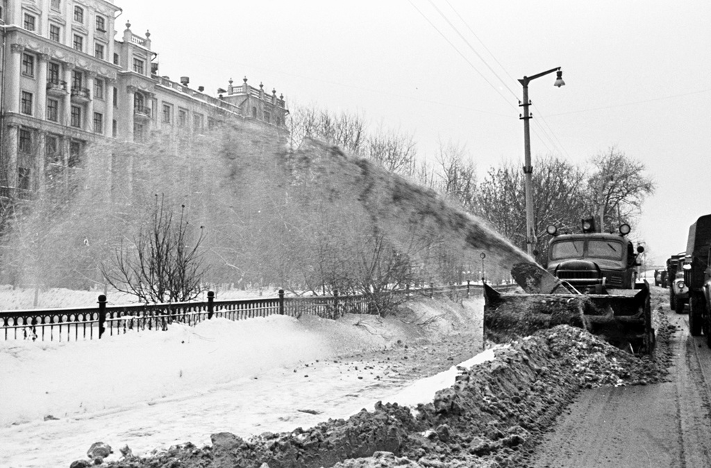 Уборка снега, 1979 год. Выставка «Такого снегопада...» с этой фотографией.&nbsp;