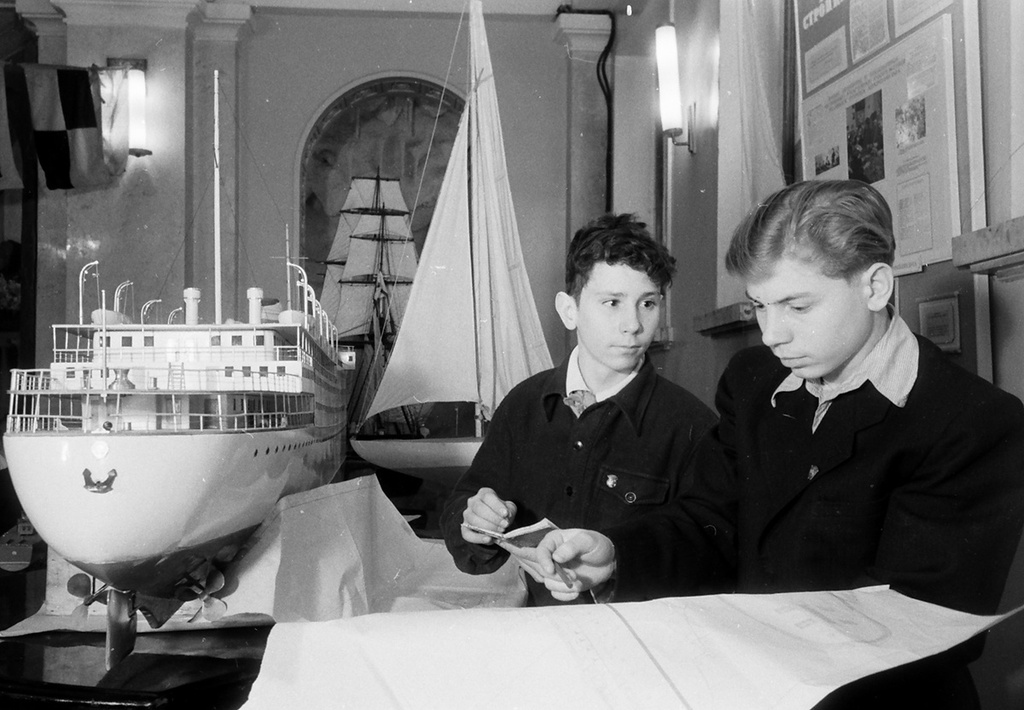 В судомодельном классе городского дома пионеров, 3 апреля 1952, г. Москва