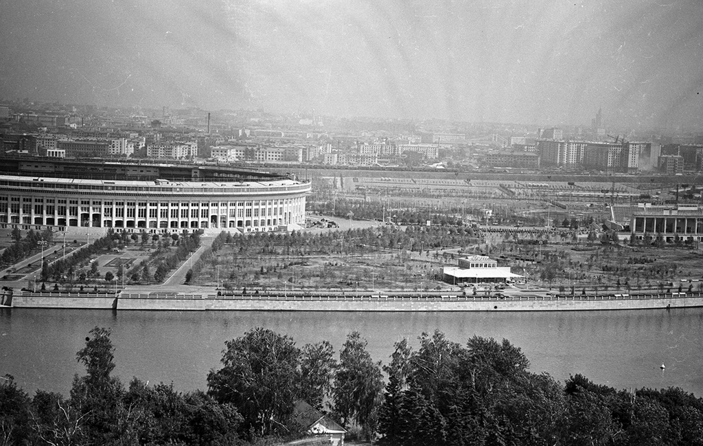Вид на Москву и «Лужники» с Ленинских гор, 1967 год, г. Москва. С 1999 года – Воробьевы горы.