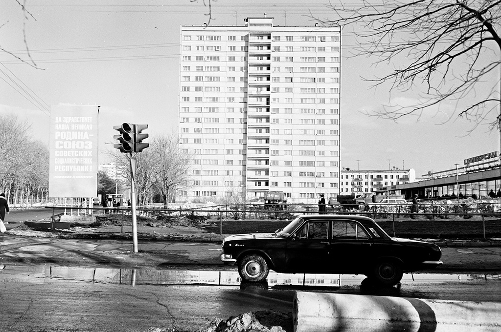 Без названия, 1977 год, г. Москва. Выставка «Будни советского светофора» с этой фотографией.