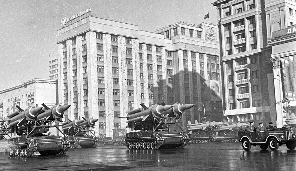 Без названия, 1 мая 1967, г. Москва. Выставка «Кто с мечом к нам придет…» с этой фотографией.