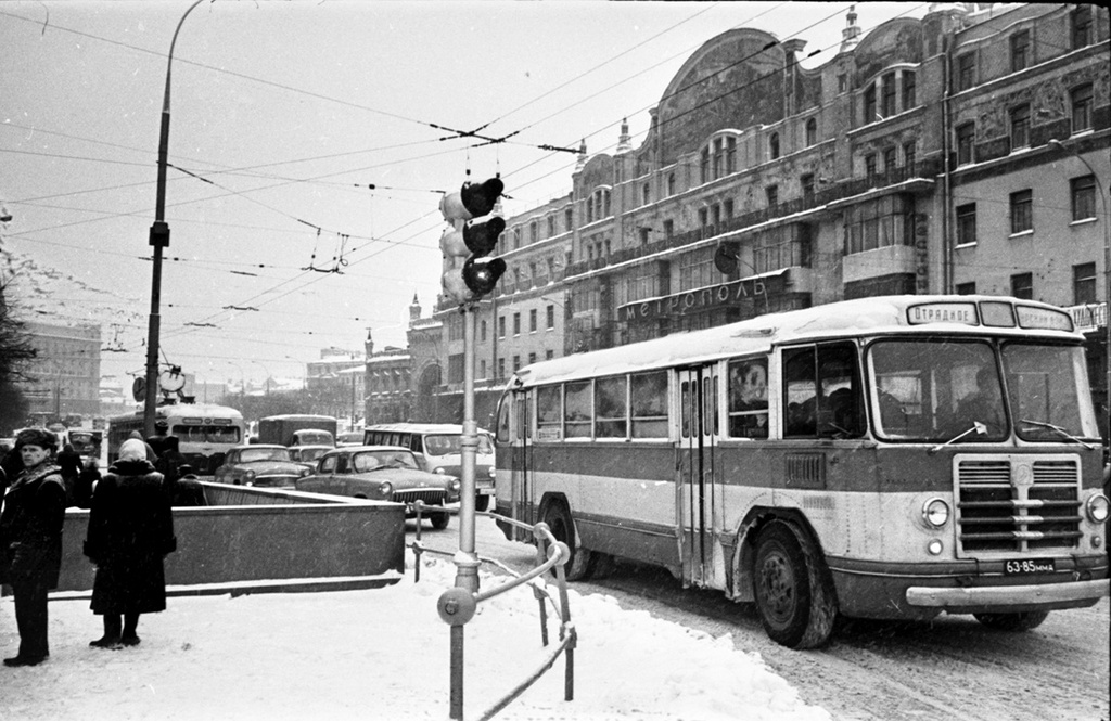 Зима в Москве, 31 января 1965, г. Москва. Выставка «Московский автобус» с этой фотографией.