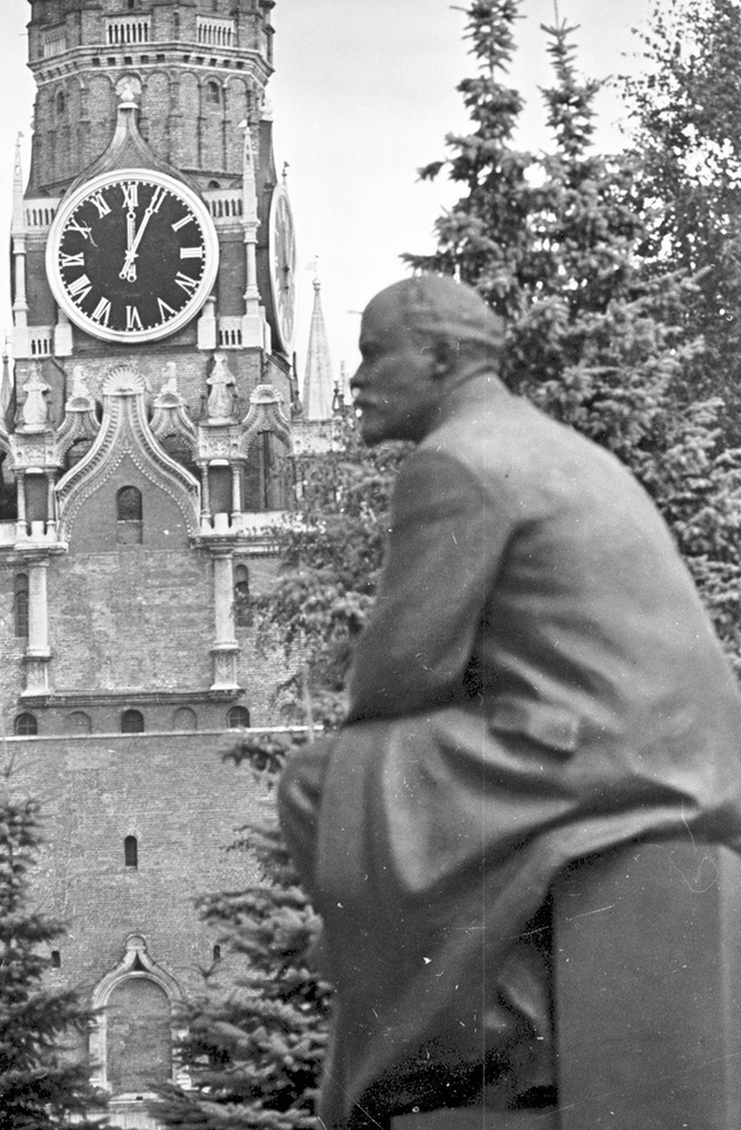 Памятник Ленину и Спасская башня, 1974 год, г. Москва. Выставка «Главные часы государства» с этой фотографией.