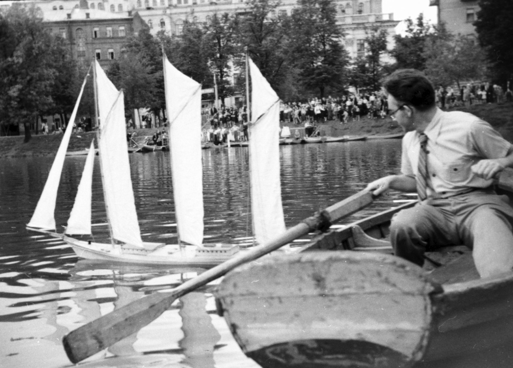 Без названия, 1948 год, г. Москва. Выставка «Зима и лето на Патриарших прудах» с этим снимком.
