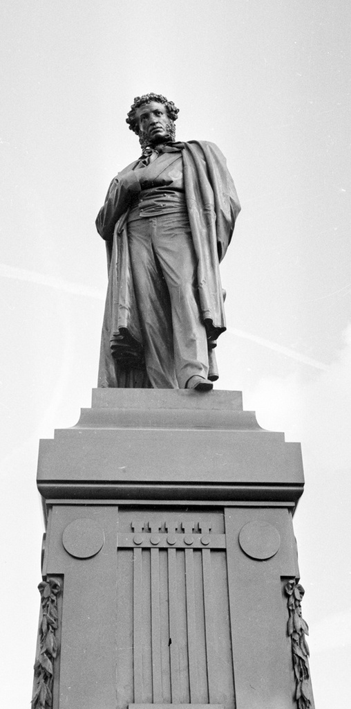 У памятника Александру Пушкину, 1962 год, г. Москва