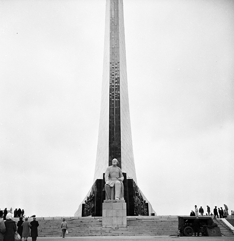 Монумент «Покорителям космоса» и памятник Константину Циолковскому, 1965 год, г. Москва