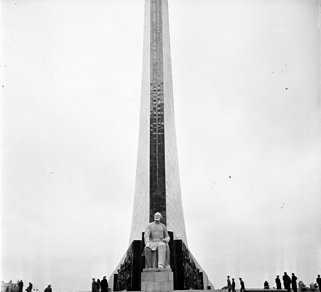 Монумент «Покорителям космоса», 1965 год, г. Москва