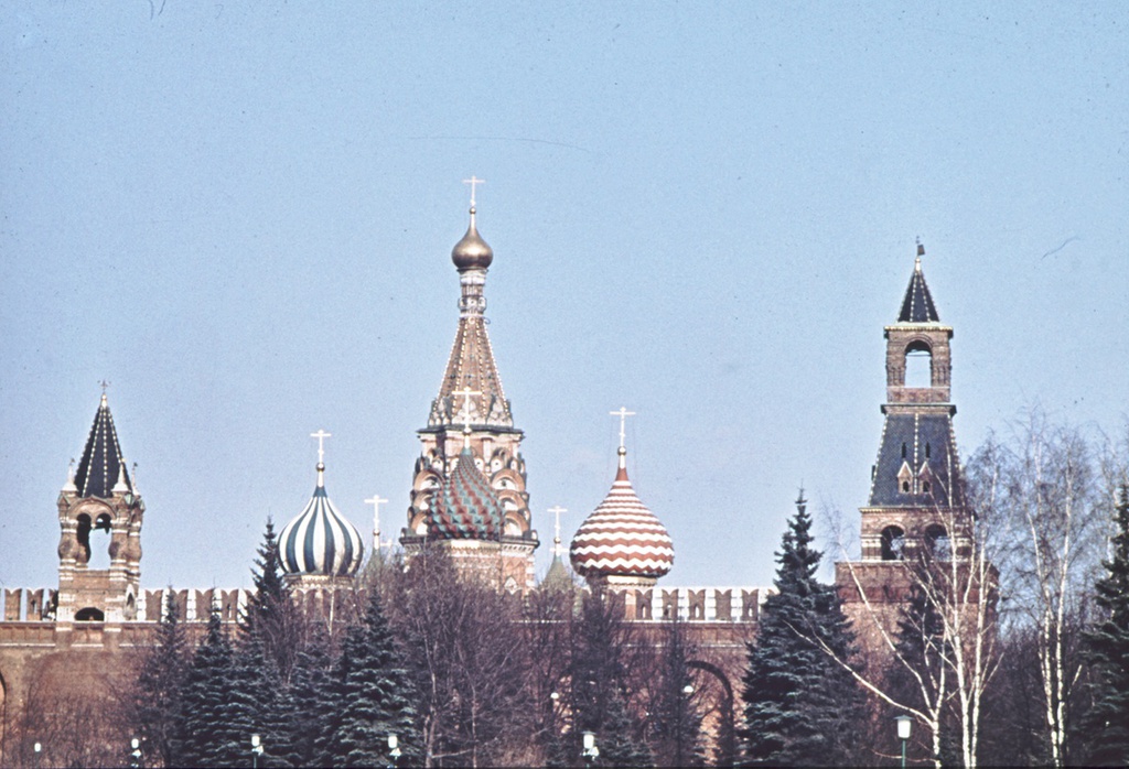 Купола Кремля, 1971 год, г. Москва. Вид с крыши Кремлевского дворца съездов.Видео «Спас на Крови» с этой фотографией.