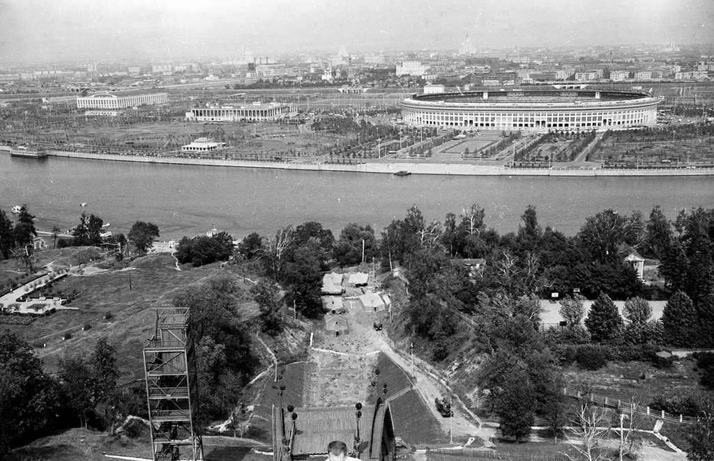 Вид на Москву и «Лужники» с Ленинских гор, 1967 год, г. Москва. С 1999 года – Воробьевы горы.