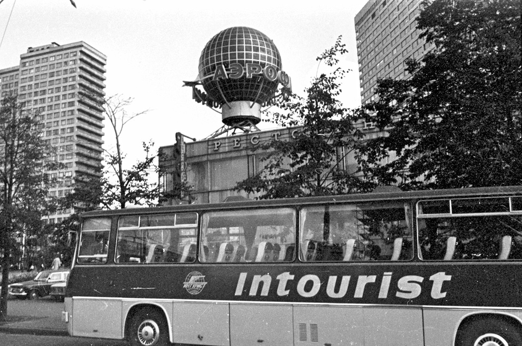 Без названия, 1976 год, г. Москва. Сейчас улица Новый Арбат. Ресторан «Арбат» и реклама «Аэрофлота».Выставки:&nbsp;«Двигатели торговли»,&nbsp;«Жизнь на Новом Арбате» с этой фотографией. 