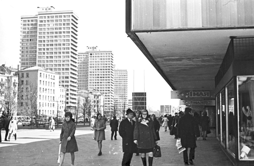 Без названия, 22 апреля 1974 - 1 мая 1974, г. Москва. Сейчас улица Новый Арбат. Справа универсальный магазин «Весна».