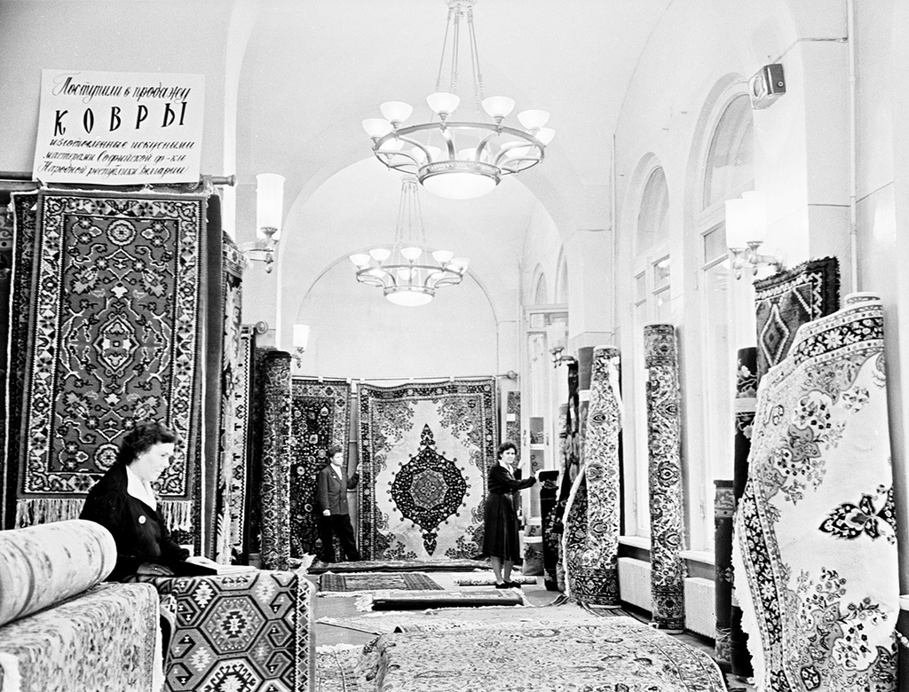 Ковры из Болгарии, 8 апреля 1961, г. Москва. Выставка «Советский лайфхак: ковер на стене» с этой фотографией.&nbsp;