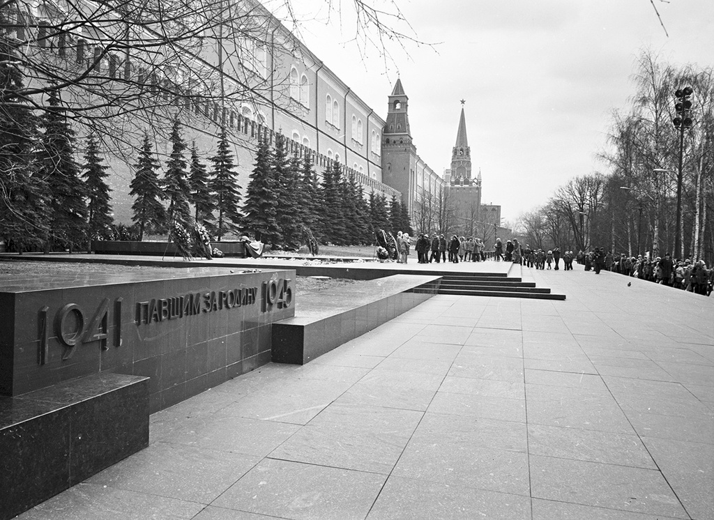 В Александровском саду, 1967 год, г. Москва. Выставка «Минск. Москва» с этой фотографией.