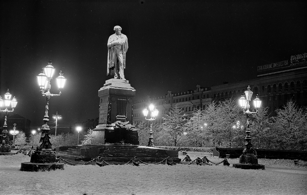 Памятник Александру Пушкину, 24 декабря 1954, г. Москва. Выставка «Ночная Москва» с этой фотографией.&nbsp;