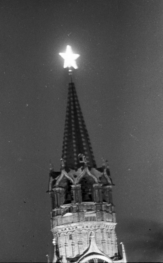 Спасская башня, 1974 год, г. Москва. Видео «Владимир Маяковский. "Послушайте!"» с этой фотографией.