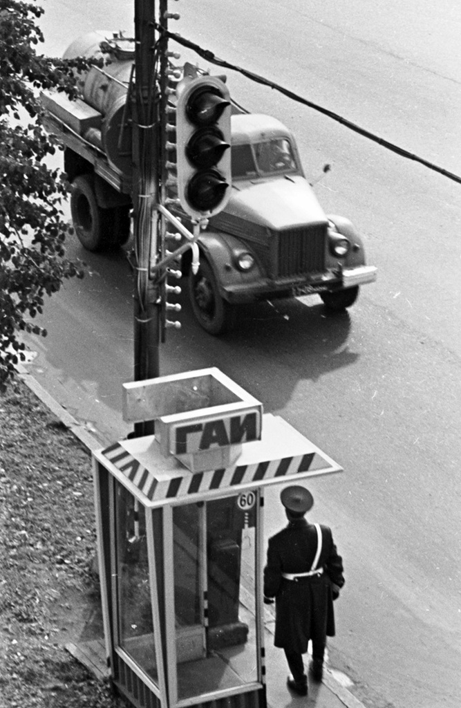 Без названия, 1976 год, г. Москва. Выставки: «Соблюдайте правила!» и&nbsp;«Будни советского светофора» с этой фотографией.