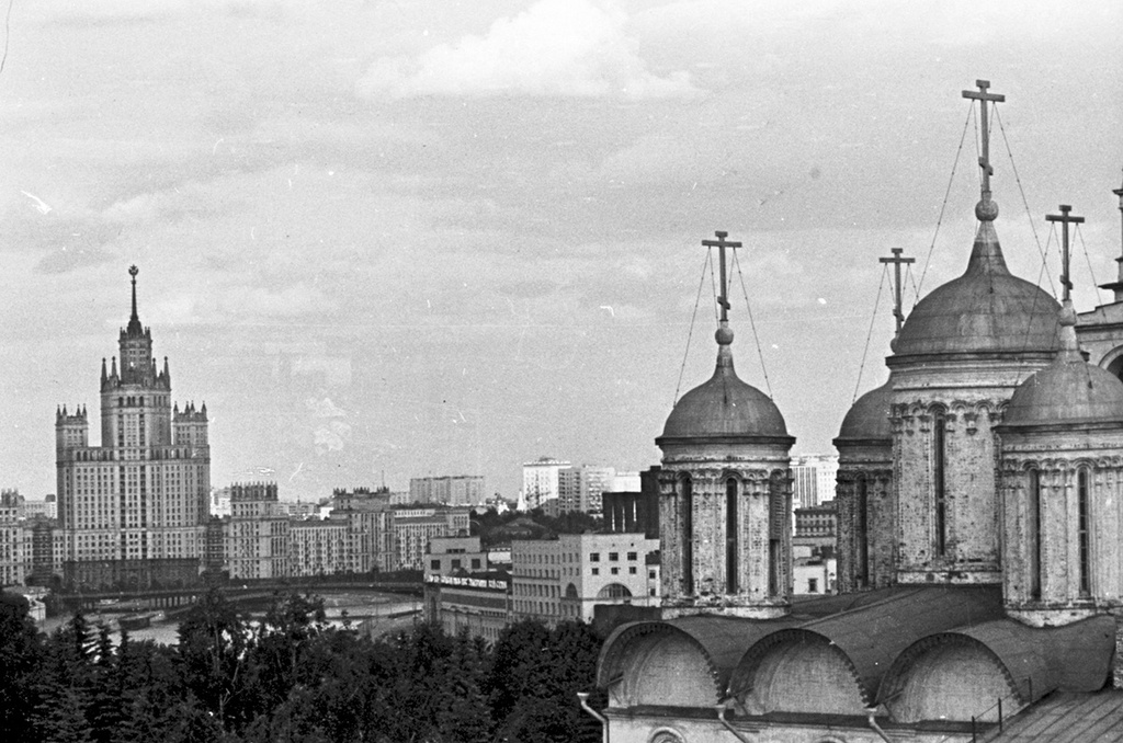 Купола Кремля, 1971 год, г. Москва. Вид с крыши Кремлевского дворца съездов.