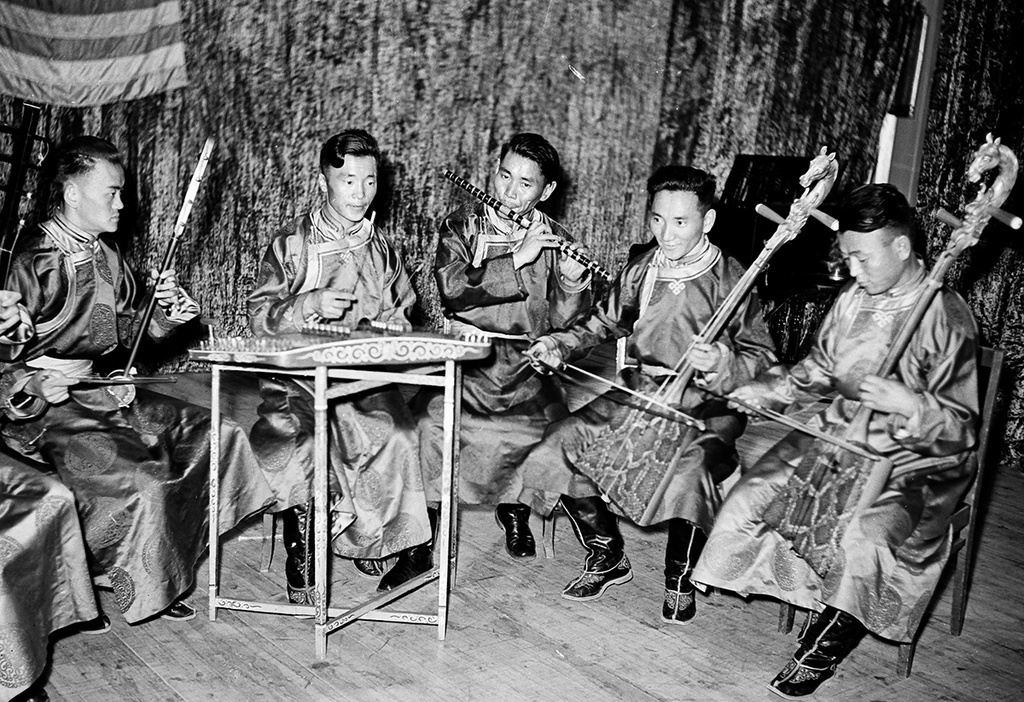 Из цикла «VI Всемирный фестиваль молодежи и студентов», 6 августа 1957, г. Москва. Конкурс исполнителей на национальных инструментах. Ансамбль.