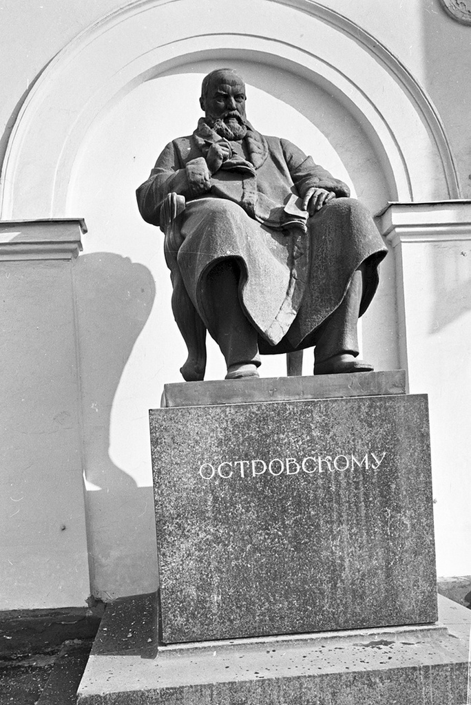 Памятник Островскому, 1966 год, г. Москва. Ныне&nbsp;Театральная площадь.